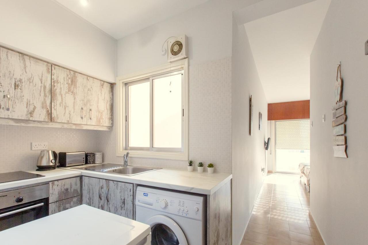 Furnished Seafront Studio Larnaca Exterior photo