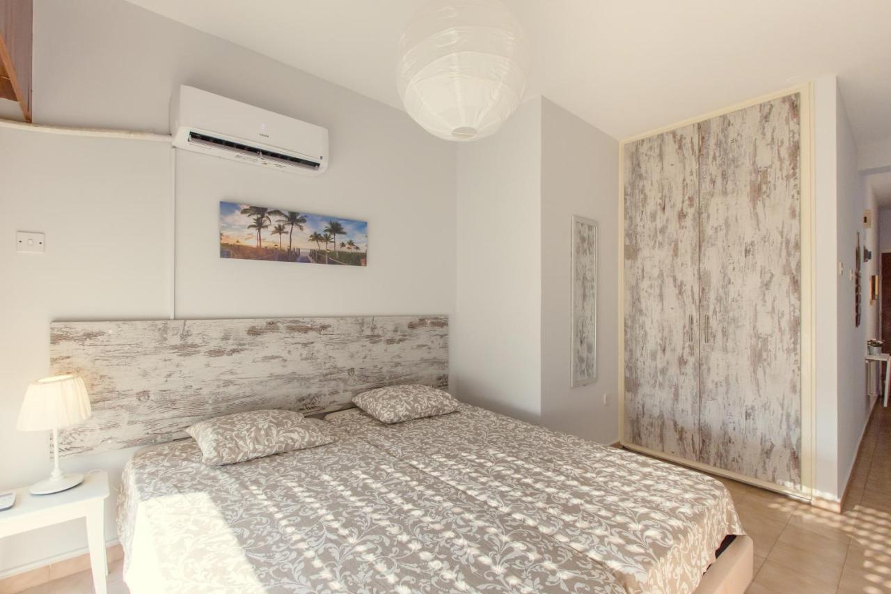 Furnished Seafront Studio Larnaca Exterior photo